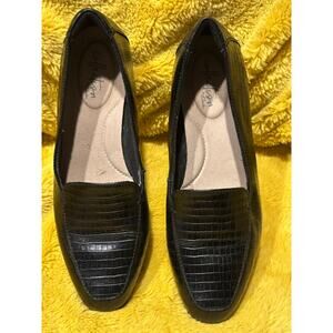 Clarks Juliet Lora loafers black leather crocodile-embossed finish Women’s 7.5